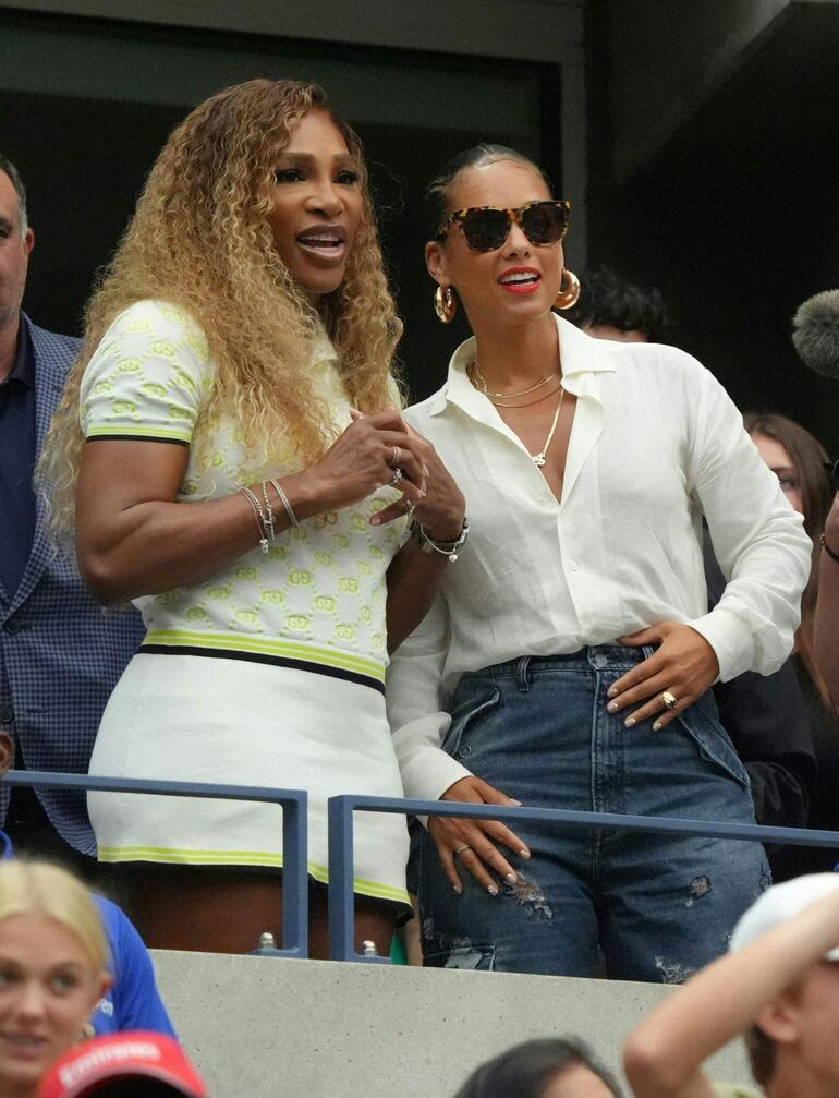 Serena Williams la pasó muy bien con la cantante Alicia Keys en el US Open en Nueva York. (TIMOTHY A. CLARY / AFP)