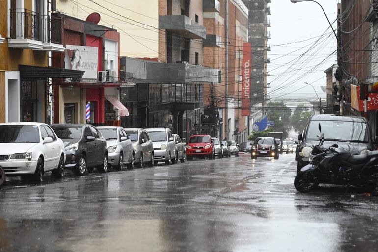 Vehículos estacionados en el microcentro de Asunción el pasado jueves, luego del anuncio de la suspensión del estacionamiento tarifado.