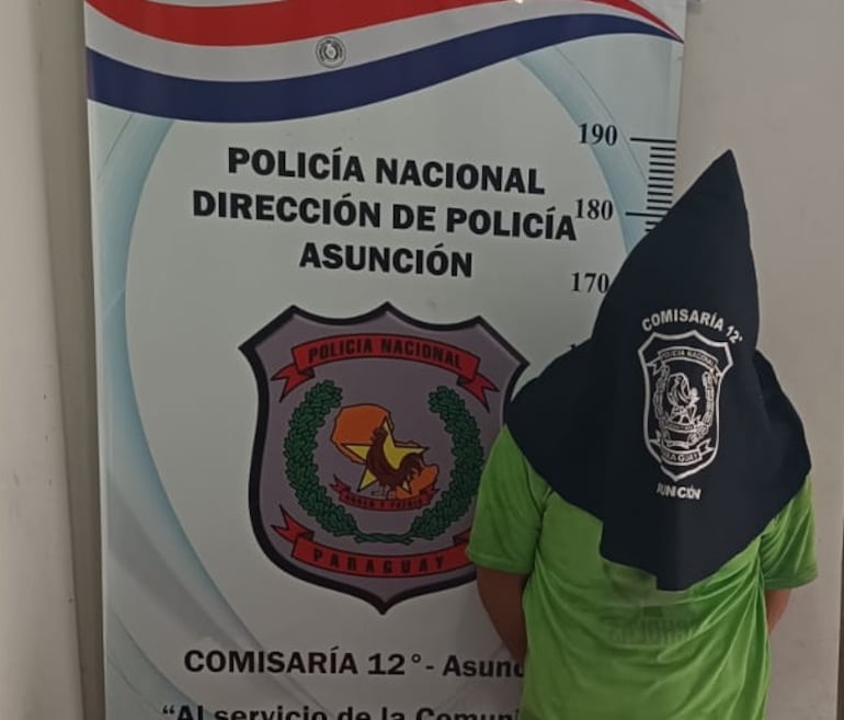 Este hombre fue aprehendido en flagrante comisión de un hecho de robo agravado.