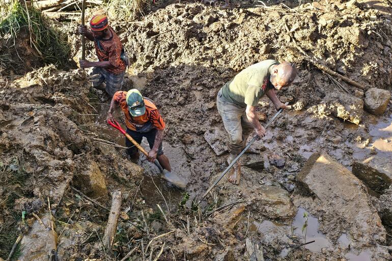 Voluntarios buscan a víctimas del alud que sepultó a más de 2.000 personas en la Villa Yambali en provincia de EngaPapua Nueva Guinea.