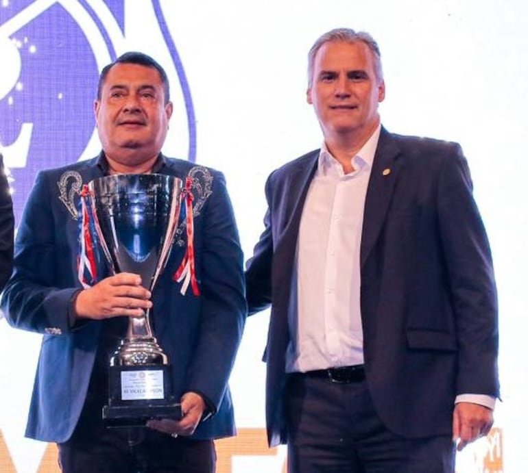 Víctor Hugo Duarte Francia (izquierda), vicepresidente del Sportivo 2 de Mayo de Pedro Juan Caballero, con Javier Díaz de Vivar, de la APF.