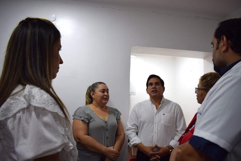 De izquierda a derecha Norma Zárate de Monges, jefa de enfermería de quirófano Ana Giménez, ministro Juan Carlos Baruja, la directora de la IX Región, doctora Auria Villalba y el director regional doctor Luis Yd.  