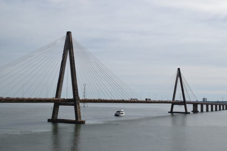 El Puente Internacional San Roque González de Santa Cruz es un puente carretero y ferroviario erecto sobre el río Paraná, que comunica a la ciudad de Posadas, Provincia de Misiones, Argentina -noreste de Argentina-, con la ciudad de Encarnación, Departamento de Itapúa, Paraguay -sur de Paraguay-