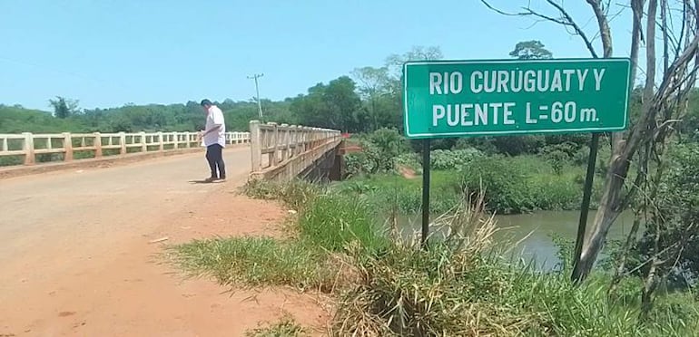 
El dirigente y vecino del distrito de Maracaná, Toribio Ojeda, observa en una de las cabeceras del puente Curuguaty´y, donde todavía falta ensanchar el asfaltado que corresponde a los 22 km.