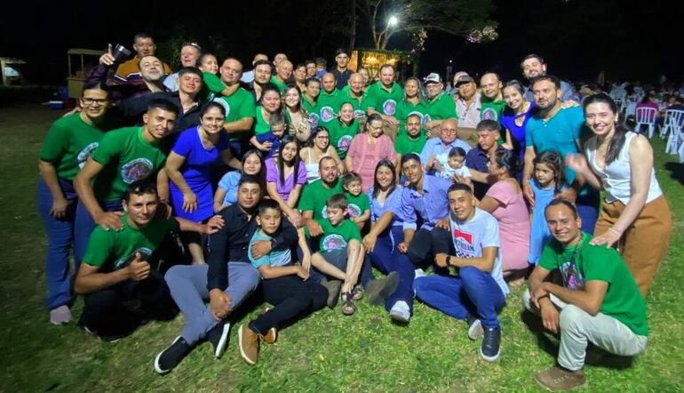 Trigidia Alcaraz y Primitivo Brítez rodeados de sus hijos, nietos y bisnietos durante el festejo de su boda de diamante.