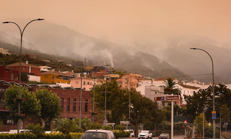 Unos 225 bomberos luchan contra el feroz incendio en las islas Tenerife, España, que hasta el momento ha destruido cerca de 5.000 hectáreas de tierra y ha provocado la evacuación y/o confinamiento de unas 7.600 personas de nueve centros de población.