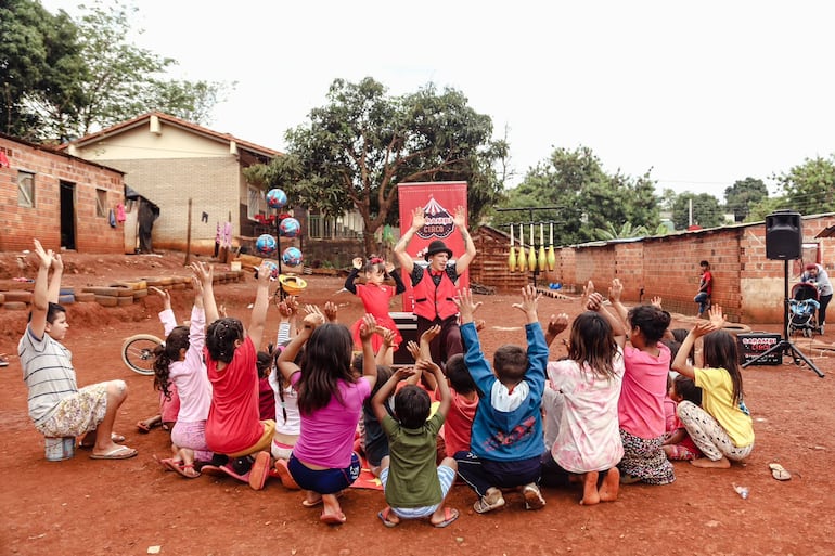 El proyecto busca acercar el circo y promover el juego sano de un público mayormente infantil.