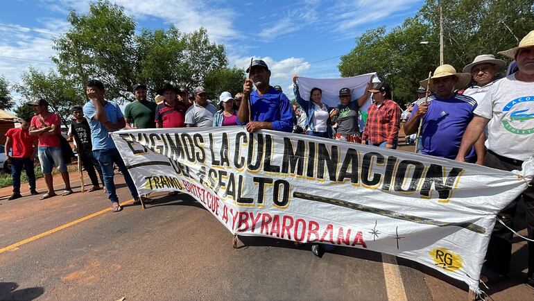 Pobladoes de Yby Pytã e Ybyrarobana, Canindeyú, repudian pésimo sevicio de la Ande en la zona y exigen conclusion de asfaltado
