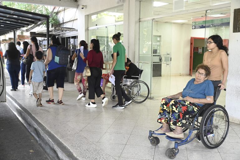 El Hospital Central solo dispone de 11 quirófanos, cuando debería de tener por lo menos 24 salas, según la Gerencia de Salud.