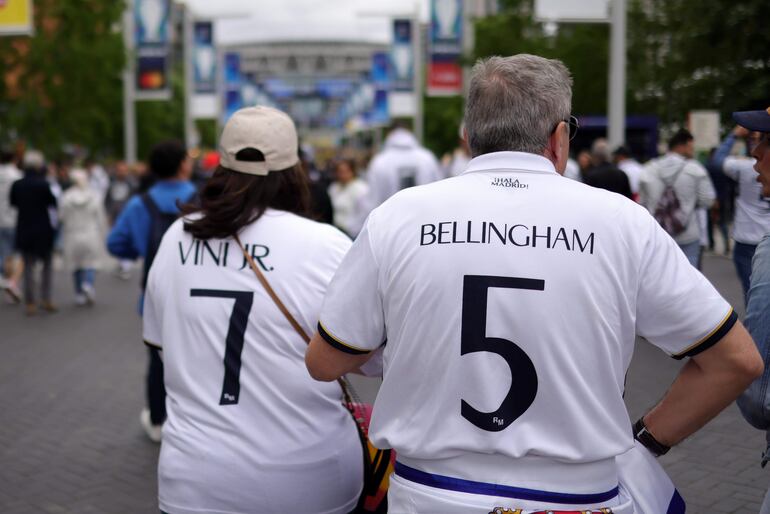 Los aficionados en los alrededores del estadio de Wembley antes de la final de la Champions League entre el Borussia Dortmund y el Real Madrid en Londres. 