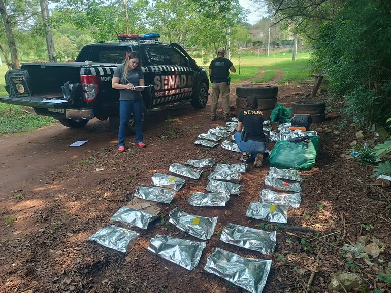 La droga hallada por los agentes antidrogas en la plaza pública de Ciudad del Este.