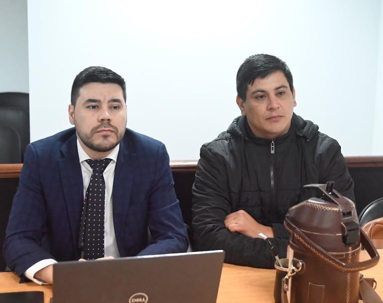 El suboficial de Policía Gustavo Florentín (der.) y su defensor Ricardo Estigarribia, minutos antes del inicio de la audiencia preliminar.