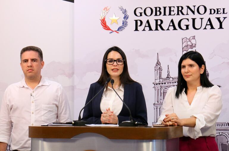 Paula Carro (c), vocera de la Presidencia, fue nombrada bajo el rango de ministra del Poder Ejecutivo.