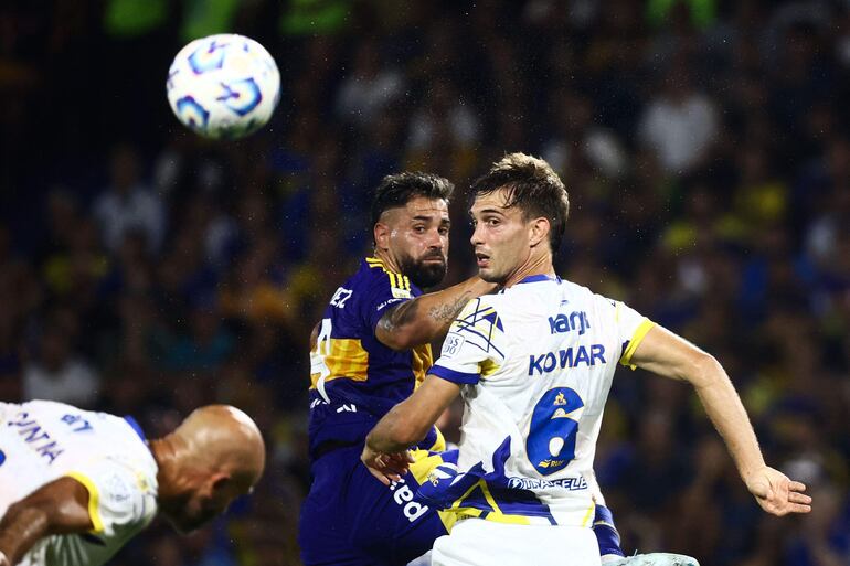 Rosario Central's defender #06 Juan Komar and Boca Juniors' forward #09 Milton Gimenez fight for the ball during the Argentine Professional Football League 2025 Apertura Tournament match between Boca Juniors and Rosario Central at La Bombonera stadium in Buenos Aires on February 28, 2025. (Photo by TOMAS CUESTA / AFP)