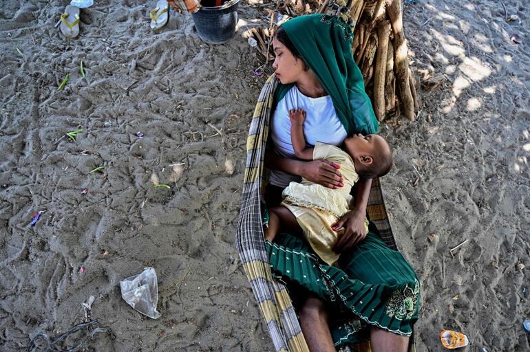 Una mujer y un bebé duermen en un refugio para desplazados rohinyá, el miércoles en en Indonesia.