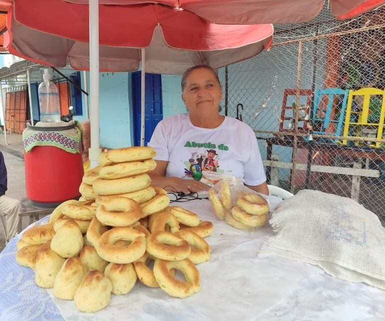 Lucia Riquelme, chipera del barrio Daniel Escurra de la ciudad de Caacupé, tiene su puesto frente a la Basílica. Se dedica al rubro desde hace más de 30 años.