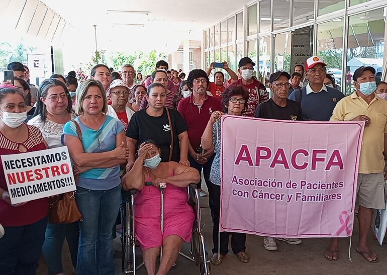 El pasado 31 de agosto, los pacientes del Incan se manifestaron en el hospital para exigir la provisión de los medicamentos en falta.