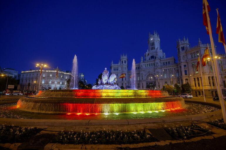 Iluminación de la fuente de Cibeles con motivo del acto de jura de la Constitución de la princesa Leonor que tendrá lugar mañana martes en Madrid. (EFE/ Javier Lizón)
