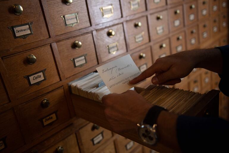 Francisco Rosales, archivista de la Real Maestranza de Caballería muestra los ficheros del archivo 'Rujula', 