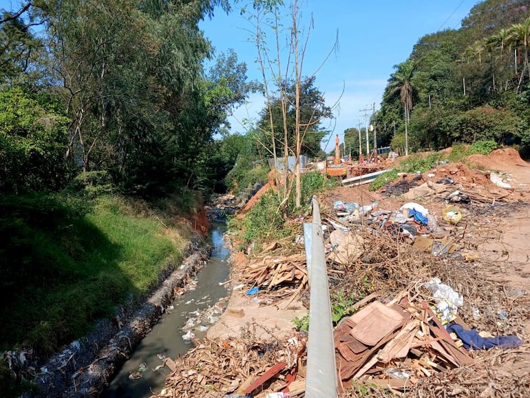 Al derrumbarse la calzada, que se encuentra al costado de un arroyo, el MOPC tuvo que construir un muro de contención. 