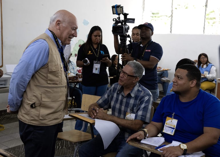 El excanciller paraguayo Eladio Loizaga (exq.), jefe de la misión de observadores de la Organización de Estados Americanos (OEA), visita un centro de votación para municipales en República Dominicana. EFE