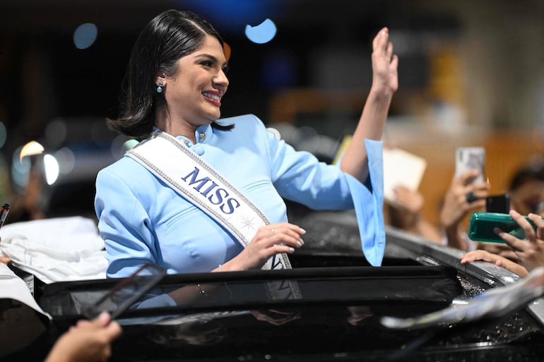 Miss Universe 2023, la nicaraguense Sheynnis Palacios, saluda a sus fans a la llegada al aeropuerto La Aurora en Guatemala.