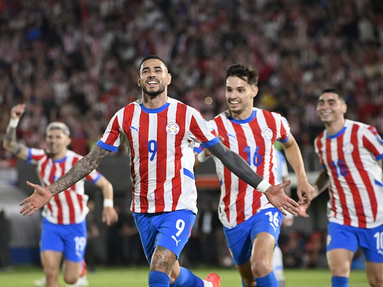 Antonio Sanabria (9), jugador de la selección de Paraguay, festeja un gol en el partido frente a Argentina por la fecha 11 de las Eliminatorias Sudamericanas 2026 en el estadio Defensores del Chaco, en Asunción.