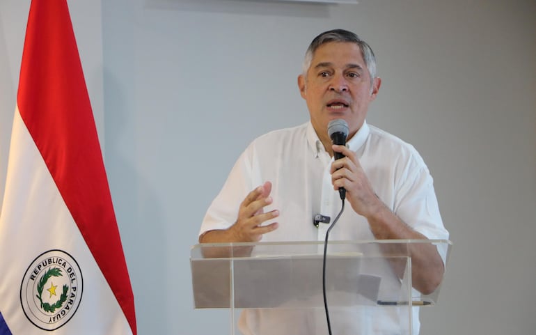 El ministro de Educación, Luis Ramírez, durante la conferencia de prensa.