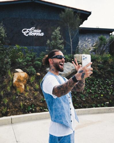 Maluma, feliz frente a su nuevo restaurante Casa Eterna, en Medellín.