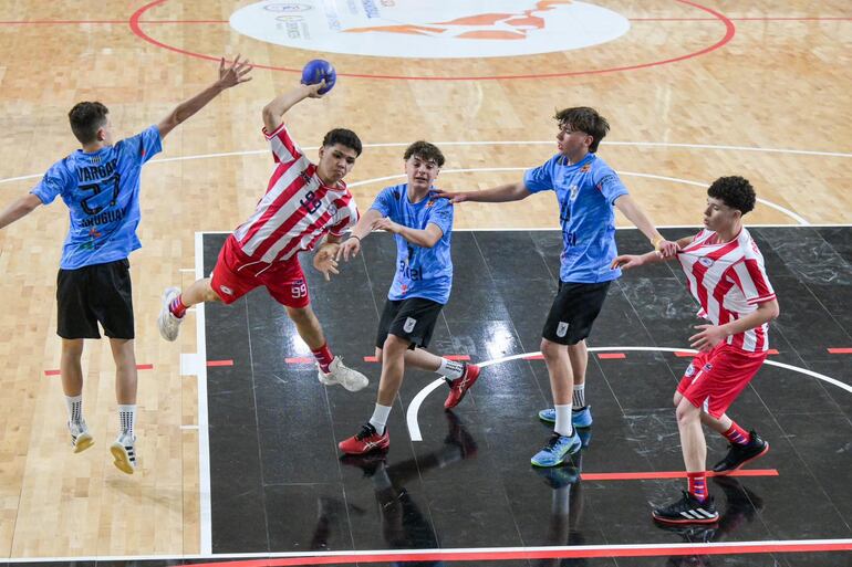 Los albirrojos U14 debutaron triunfando contra Uruguay.