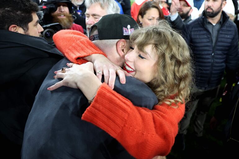 Travis Kelce y Taylor Swift dándose un abrazo en Baltimore, Maryland.   (Rob Carr/Getty Images/AFP)
