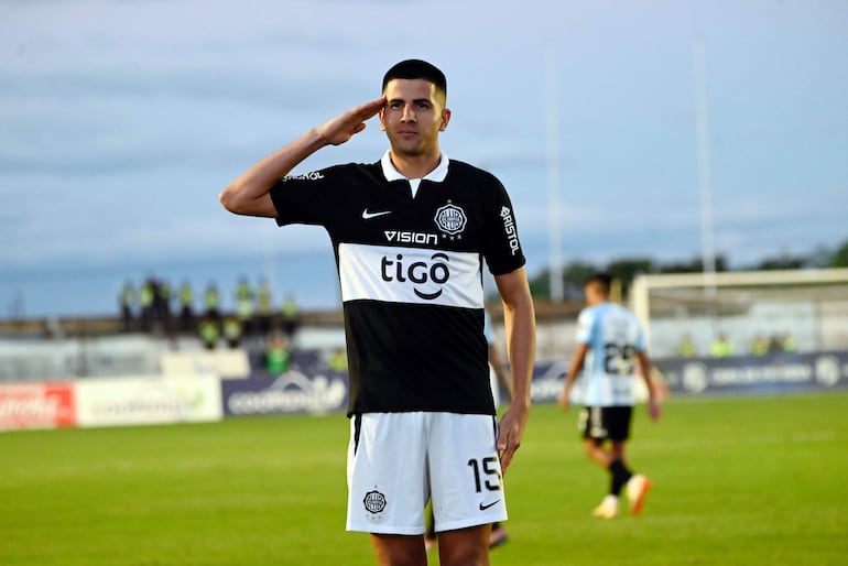 Mateo “el Sargento” Gamarra y su habitual festejo, tras anotar ayer el único gol en el Triunfo de Olimpia  que ganó de visitante a Guaireña y mantiene la chance de clasificar a la Libertadores.