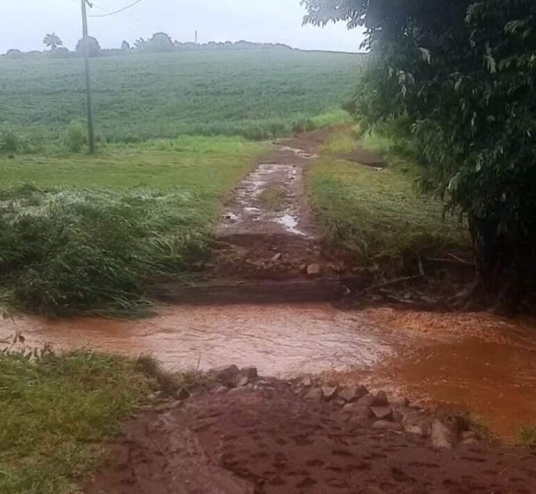 Puente de madera caído en Tomás Romero Pereira.