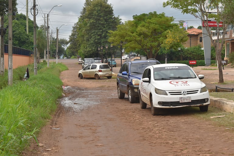 El bulevar Río Apa se encuentra en pésimas condiciones con hundimiento de empedrado y en días de lluvias se inunda por falta de canalización.