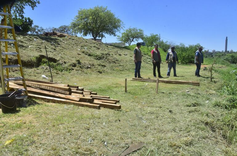 Hoy la Municipalidad de Asunción procedió a desmalezar el sitio donde estarán los refugios.