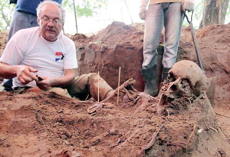 Rogelio Goiburú examina restos humanos en la búsqueda de víctimas de la dictadura desaparecidas bajo el régimen que duró 35 años. Con la aparición de tres cráneos en Ciudad del Este, revive el fantasma de la  represión stronista.