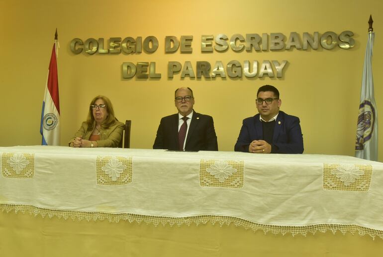 La Vice Presidenta 2da. Esc. María Lourdes Torras Ruiz; Presidente Esc. Gustavo Adolfo Benitez Soler y el  Vice Presidente 1ro. Nicodemus Ortigoza.