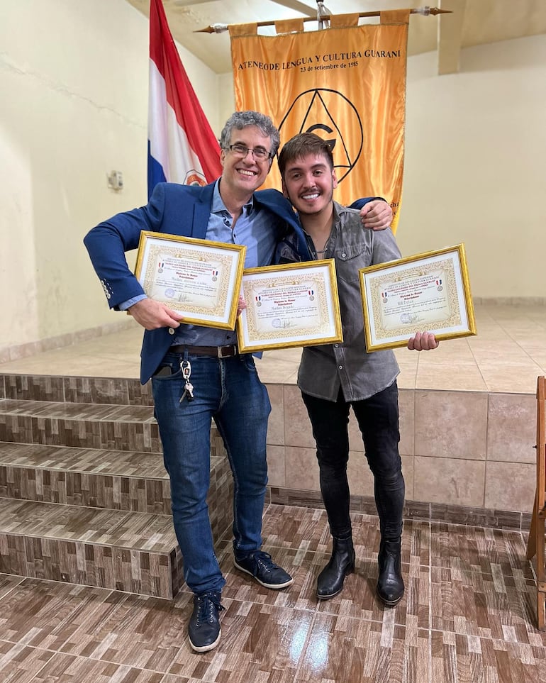 Juan Carlos Maneglia y Will Fretes con los diplomas otorgados por el Ateneo de Lengua y Cultura Guaraní. (Instagram/Will Fretes)