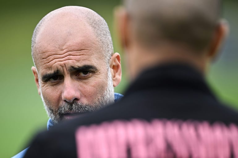 El español Pep Guardiola, entrenador del Manchester City, en el entrenamiento del plantel en Mánchester.