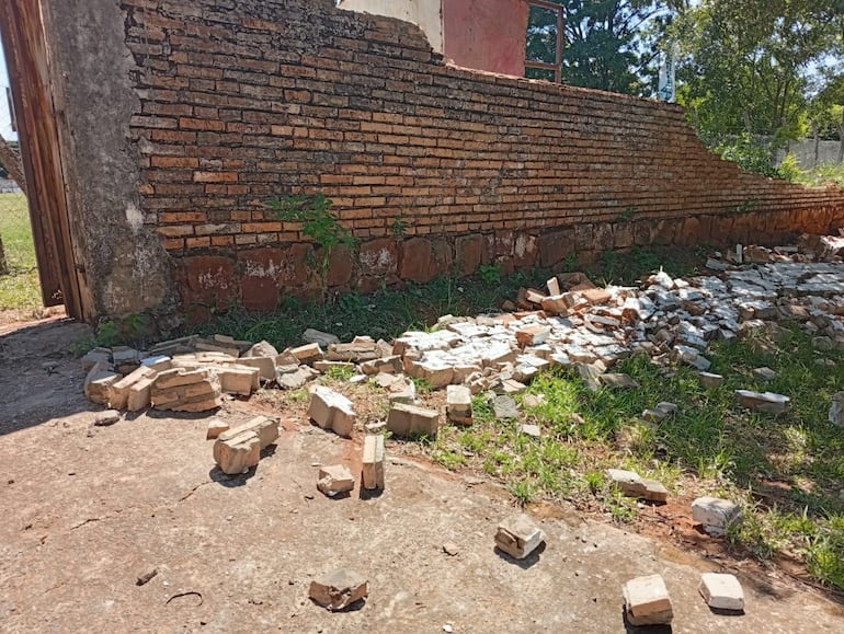 La gobernadora Norma Zárate de Monges, ANR, se comprometió en reparar la muralla.