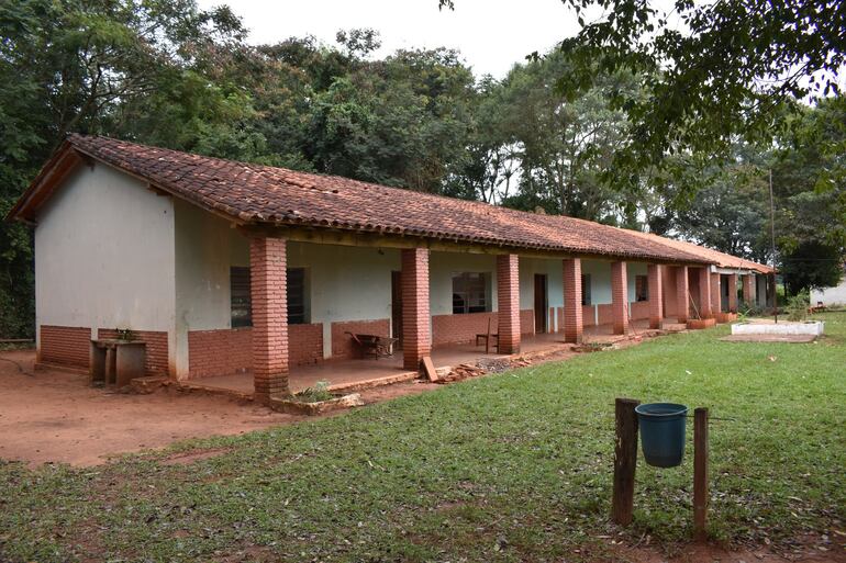 Pabellón en peligro de derrumbe de la escuela San Isidro Labrador.