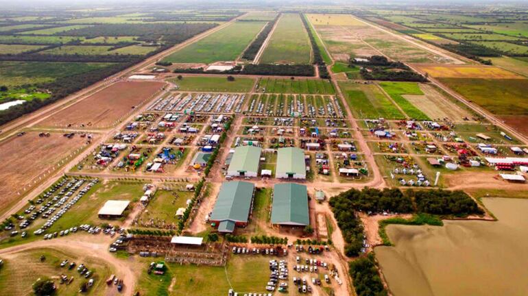 A la feria se llega por Ruta Línea Sur a 10 km. del acceso Ruta Transchaco a Loma Plata.