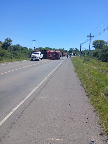 El camión transganado que transportaba 80 animales vacunos volcó sobre la ruta PY 19, en el kilómetro 68, en la ciudad de Villa Oliva.