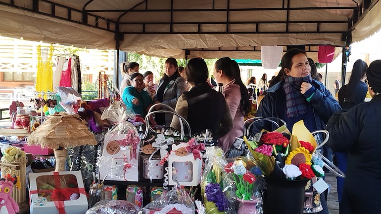 Realizaron Feria de Mujeres Emprendedoras de Itapúa en frente a la Gobernación.