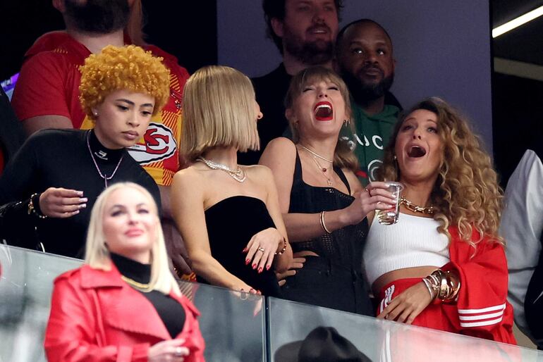 La cantante Taylor Swift reacciona antes del Super Bowl LVIII entre los 49ers de San Francisco y los Chiefs de Kansas City en el Allegiant Stadium el 11 de febrero de 2024 en Las Vegas, Nevada.