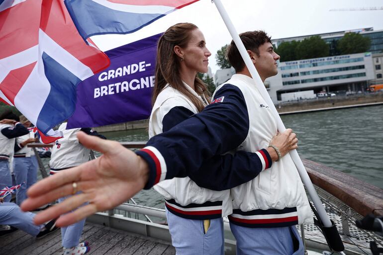 Tom Daley y Helen Glover, del equipo de atletas británicos emulan la pose de Jack y Rose en Titanic.