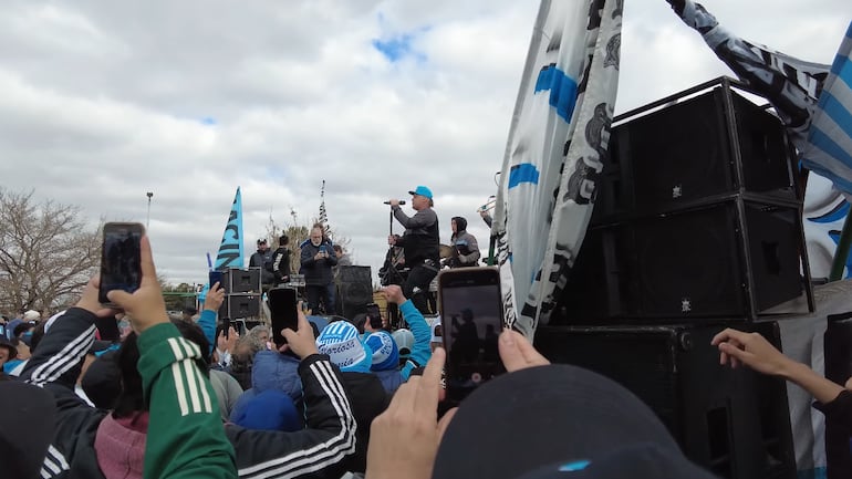 "El Pepo y la superbanda gendienta" y Maurinho Berrodagua tocarán en el show previo de la final de la Copa Sudamericana.