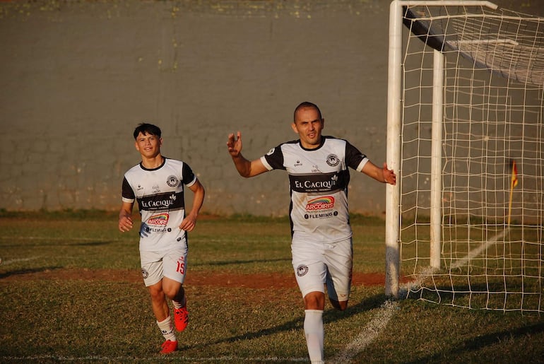 Wilfrido Rivas y Duván Zárate, del 24 de Setiembre de Areguá, el único club de la Primera División B (3ª categoría) que sigue en carrera en la Copa Paraguay.