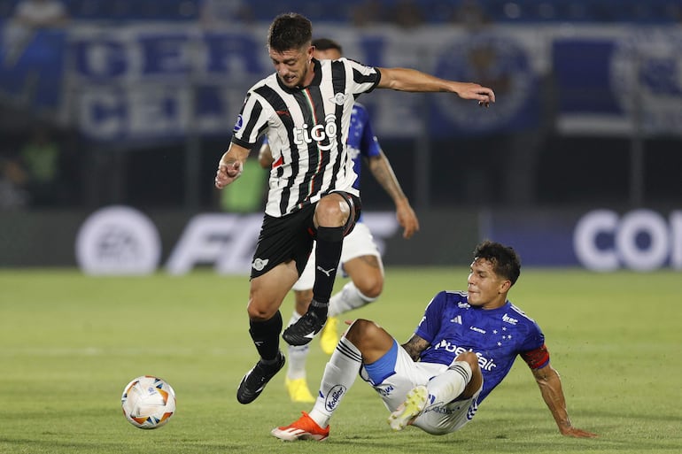 Alejandro Silva (i), jugador de Libertad, pelea por el balón en un partido frente a Cruzeiro por la ida de los cuartos de final de la Copa Sudamericana 2024 en el estadio Defensores del Chaco, en Asunción.