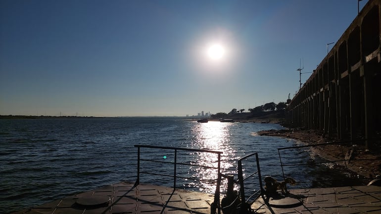 Vista del río Paraguay, desde el Puerto de Asunción, donde se hace la medición del registro diario.